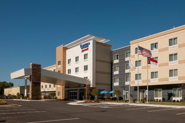 Fairfield Inn & Suites by Marriott Fayetteville North image 1